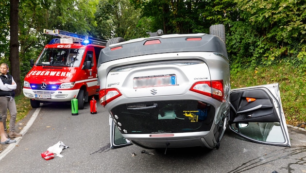 The two occupants were taken to hospital injured after the crash. (Bild: Bernd Hofmeister/Krone KREATIV)