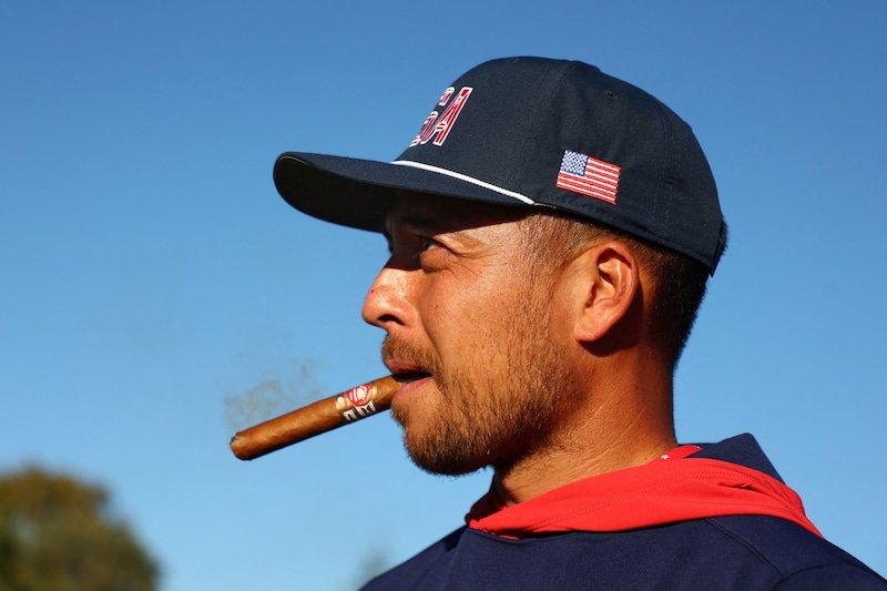 Xander Schauffele with the winning cigar. (Bild: AFP/2024 Getty Images)