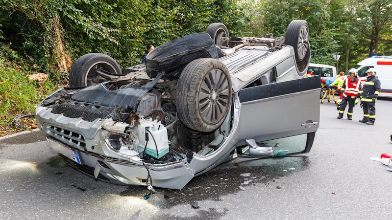 Der Schaden am Fahrzeug ist enorm. (Bild: Bernd Hofmeister/Krone KREATIV)