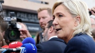 Marine Le Pen hat zwar bereits 300.000 Euro ans EU-Parlament zurückgezahlt, ein Schuldeingeständnis soll das aber keineswegs gewesen sein. (Bild: APA/AFP/Denis Charlet)