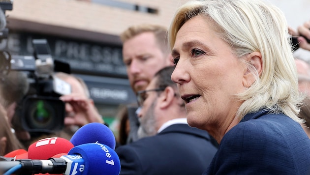 Although Marine Le Pen has already repaid 300,000 euros to the EU Parliament, this is by no means an admission of guilt. (Bild: APA/AFP/Denis Charlet)