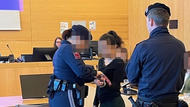 A 21-year-old Styrian woman stood trial in Leoben on Monday for aggravated robbery and attempted murder. (Bild: Krone KREATIV)