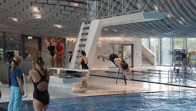 The 5S class from Doppler-Gymnasium was one of the first guests. The diving boards were immediately firmly in their hands. (Bild: Markus Tschepp)