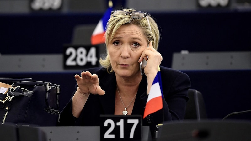 Die Vorwürfe beziehen sich auf die Jahre 2004 bis 2016, als Marine Le Pen im EU-Parlament als Abgeordnete tätig war. (Bild: APA/AFP/FREDERICK FLORIN)