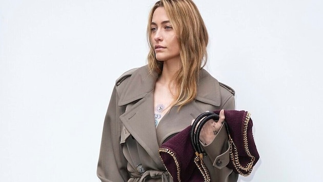 Is Paris Jackson's interpretation of the trench coat look the hottest trend of the fall? (Bild: APA/Scott A Garfitt/Invision/AP)