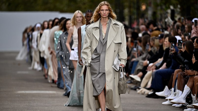 The trench coat will remain a trend piece in the coming spring. (Bild: APA/AFP/JULIEN DE ROSA)