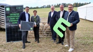 Die Freude ist groß: Richard König, Waltraud Walch, Horst Schachner, Christopher Drexler und ...