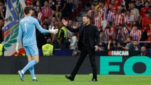 Diego Simeone (r.) sieht Teilschuld bei Thibaut Courtois (l.).