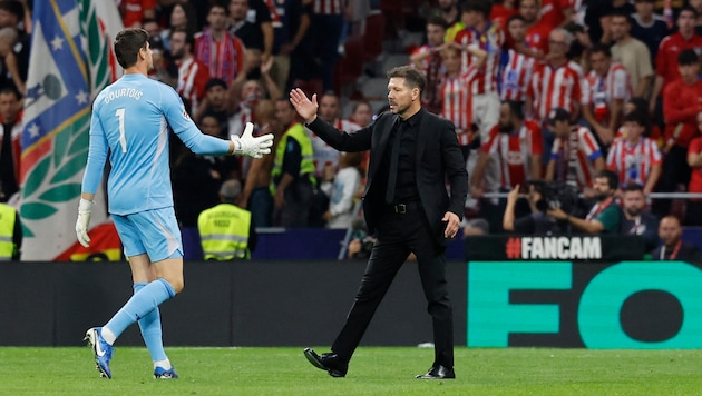 Diego Simeone (r.) sieht Teilschuld bei Thibaut Courtois (l.). (Bild: AFP/APA/OSCAR DEL POZO)