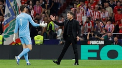 Diego Simeone (r.) sieht Teilschuld bei Thibaut Courtois (l.). (Bild: AFP/APA/OSCAR DEL POZO)