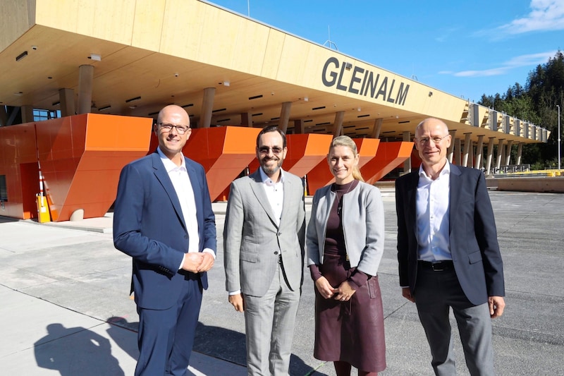 Eröffnung der „Mautstelle der Zukunft“: Andreas Fromm (Geschäftsführer Asfinag Bau Management GmbH), Bernd Datler (Geschäftsführer Asfinag Maut Service GmbH), Claudia Eder (Geschäftsführerin Asfinag Maut Service GmbH) und Herbert Kasser (Asfinag-Vorstand). (Bild: Jauschowetz Christian)