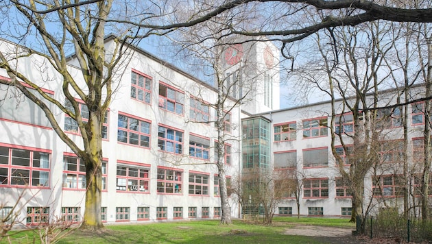 Vandals were on the rampage again at the Diesterweg School in Linz. (Bild: Horst Einöder/Flashpictures)