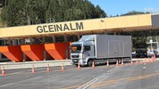 Viel Holz und orange Kabinen: Das ist die neue Mautstelle Gleinalm.