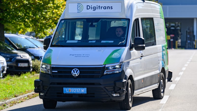 Hinter dem Test-VAN der Firma Digi Trans sitzt während der Probezeit aus Sicherheitsgründen noch ein Fahrer. (Bild: Werner Kerschbaummayr/TEAM FOTOKERSCHI / KERSCHBAUMMAYR)