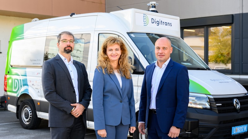 Alexander Mirnig (Austrian Institute of Technology), Jutta Rinner (Linz AG) and Alexander Barth (Digi Trans) (Bild: Werner Kerschbaummayr/TEAM FOTOKERSCHI / KERSCHBAUMMAYR)