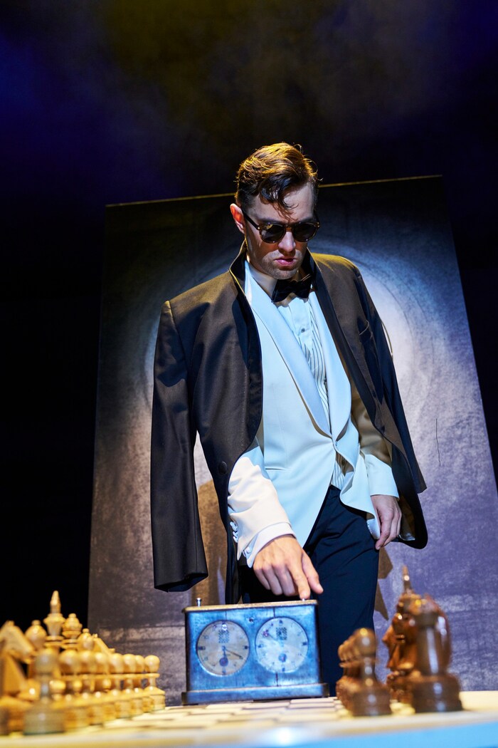 Nils Strunk here in the role of the doltish chess champion