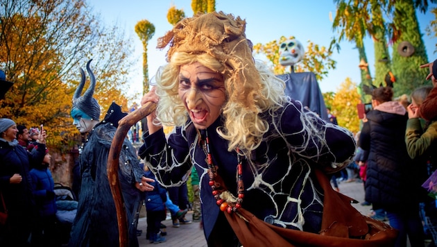 Maskottchen Filippo wird bei der Halloween-Parade zweimal täglich mit dem Partyvolk durch den Park tanzen. In der „Underground Zone“ wird für das leibliche Wohl gesorgt. (Bild: Andreas Hafenscher)