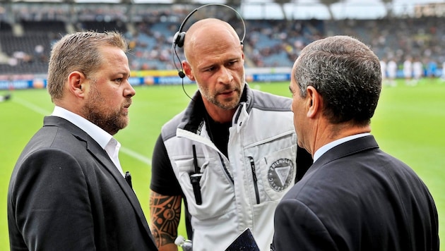 Storm's head of security Bruno Hütter (left) with company boss Wolfgang Bravc (center). (Bild: GEPA/GEPA pictures)