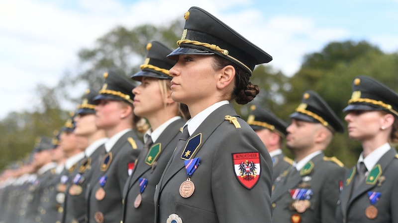 Eight women were also commissioned as lieutenants. (Bild: Huber Patrick/Patrick Huber)