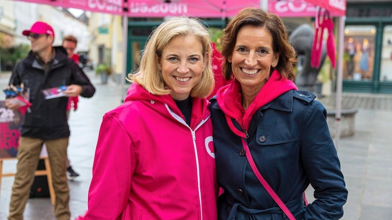 NEOS federal leader Beate Meinl-Reisinger with state spokesperson Indra Collini on Riemerplatz in St. Pölten. (Bild: NEOS NÖ)