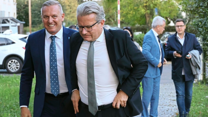 Mario Kunasek (FPÖ, links im Bild) mit dem steirischen Landeshauptmann Christopher Drexler (ÖVP)