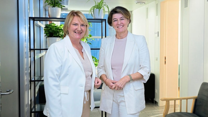 Helga Krismer, die Landeschefin der Grünen, mit Elisabeth Götze, die weiterhin im Nationalrat tätig sein wird.  (Bild: Molnar Attila/Attila Molnar)