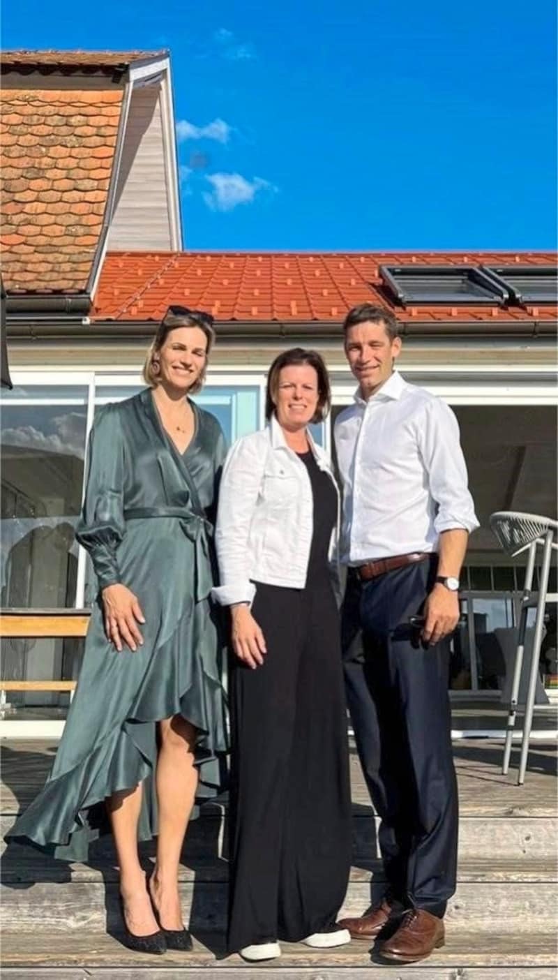 At Hannersberg: Beatrix Ziegler (top), flanked by Marlies and Benni Raich. (Bild: Hannersberg)