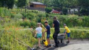 Auch die Jüngsten dürfen beim Anbau von Gemüse oder Kräutern anpacken und dabei viel ...