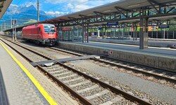 Hier, auf einem Bahnsteig im Bahnhofsgebäude in Bischofshofen, passierten die Gewaltszenen.