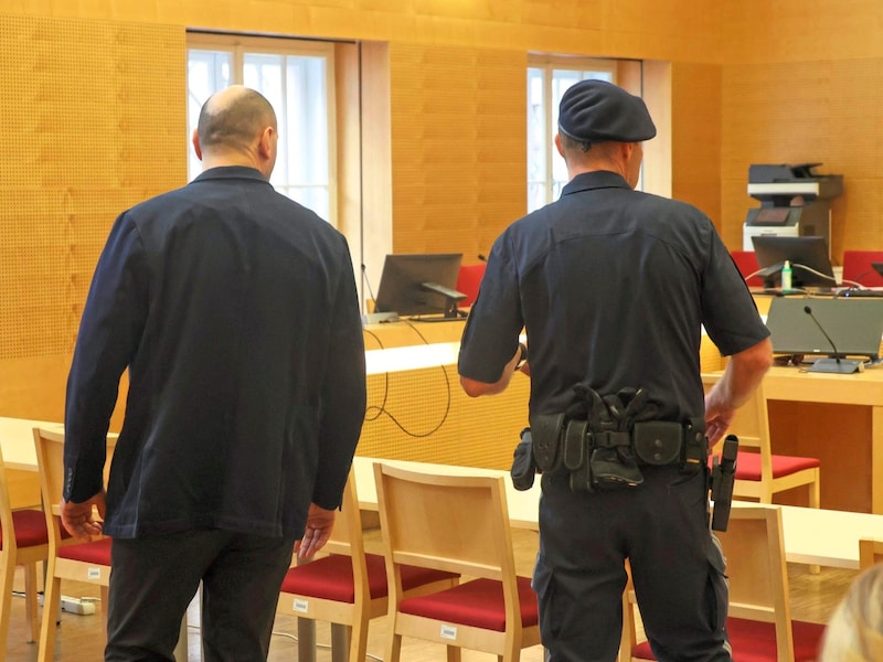 The defendant at the trial in Wels. (Bild: laumat)