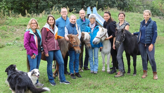 Tenant Evelyn Wolf (2nd from left) has a large number of supporters behind her to preserve the farm. (Bild: Jöchl Martin)