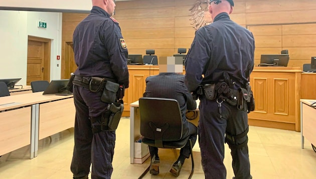 A father wanted to protect his son - and stabbed his opponent with a knife. What crime did the man commit under criminal law? The result is surprising. (Bild: Wassermann Kerstin/Krone KREATIV)