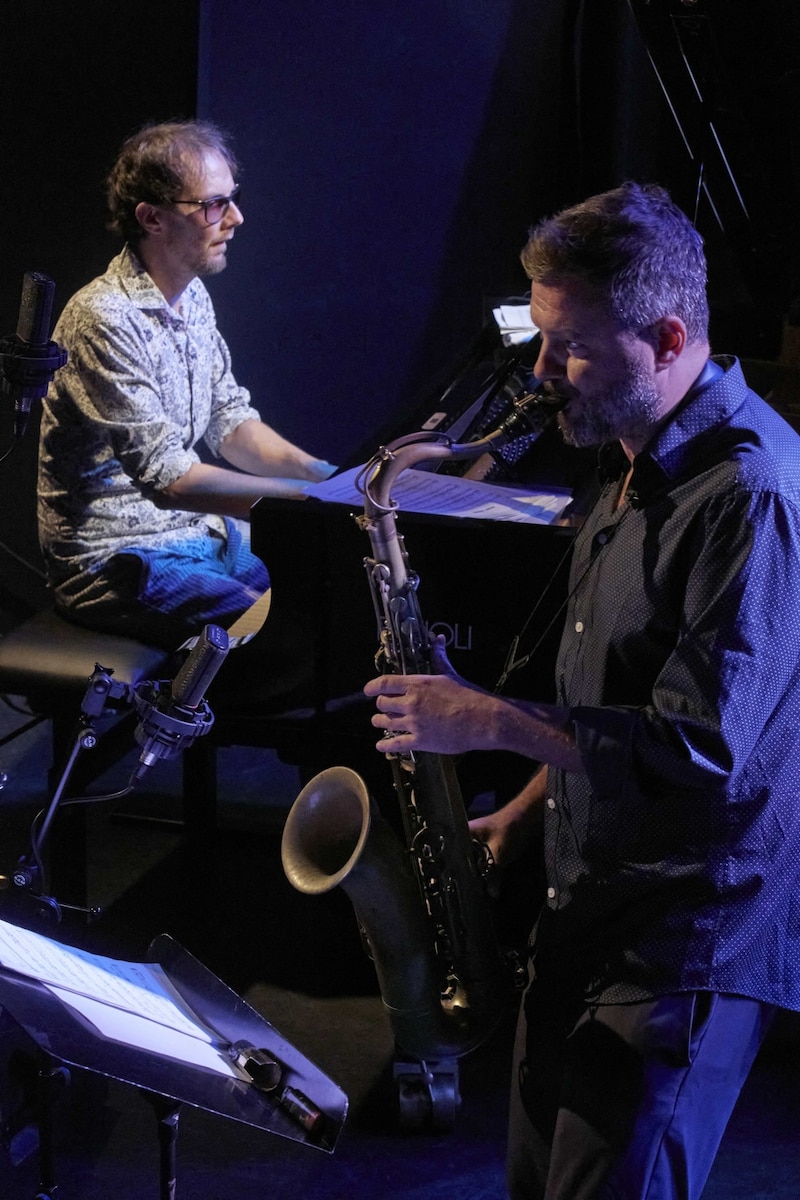 Saxophonist Jure Pukl und Triogefährte Marko Churnchetz (Bild: © Eckhart Derschmidt 2024)