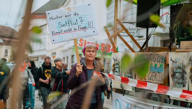 After the flood disaster, climate activists also took to the streets in St. Pölten (Bild: Katie-Aileen Dempsey)