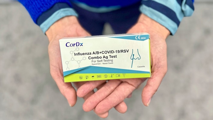 Mittlerweile gibt es einen Dreifachtest für CoV, Grippe und RSV. In der Apotheke kostet dieser zwischen 3,90 und 10 Euro, die Kasse will die Kosten für niedergelassen Bereich nicht übernehmen.