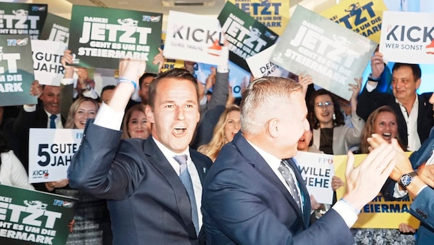 Cheers from the FPÖ: Stefan Hermann (left) with Mario Kunasek (Bild: Pail Sepp/Sepp Pail)