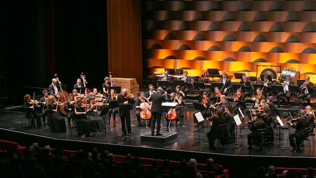 Das Vorarlberger Symphonieorchester überzeugte unter der Leitung von Dirigent Roland Kluttig vollauf. (Bild: Mathis Fotografie)