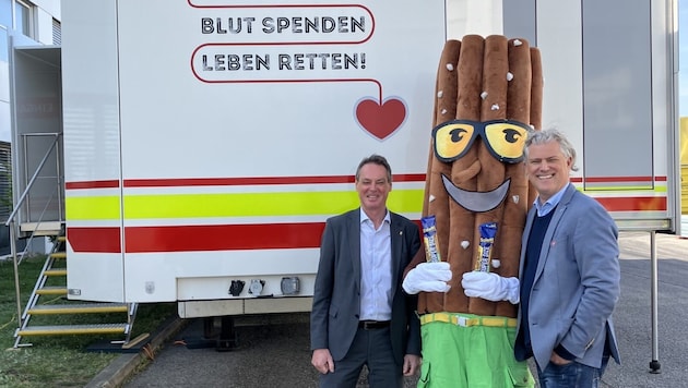 from left: Secretary General of the Austrian Red Cross, Michael Opriesnig, JOE Soletti and Managing Director of Kelly GmbH Markus Marek. (Bild: Soletti)