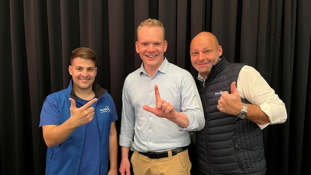 Manuel Litzke (left) won the second mandate for the Vorarlberg FPÖ. This also pleased party leader Bitschi and Vorarlberg's "blue number 1" in the National Council, Thomas Spalt. (Bild: sos, Krone KREATIV)