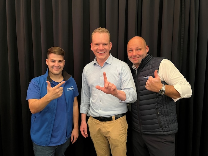 Manuel Litzke (links) holte das zweite Mandat. Das freute auch Parteichef Christof Bitschi und Thomas Spalt. 