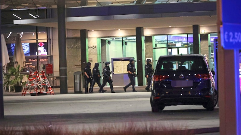 On Monday evening, dozens of officers and specialists searched Graz Central Station for explosive devices (Bild: Jauschowetz Christian/Christian Jauschowetz, Krone KREATIV)