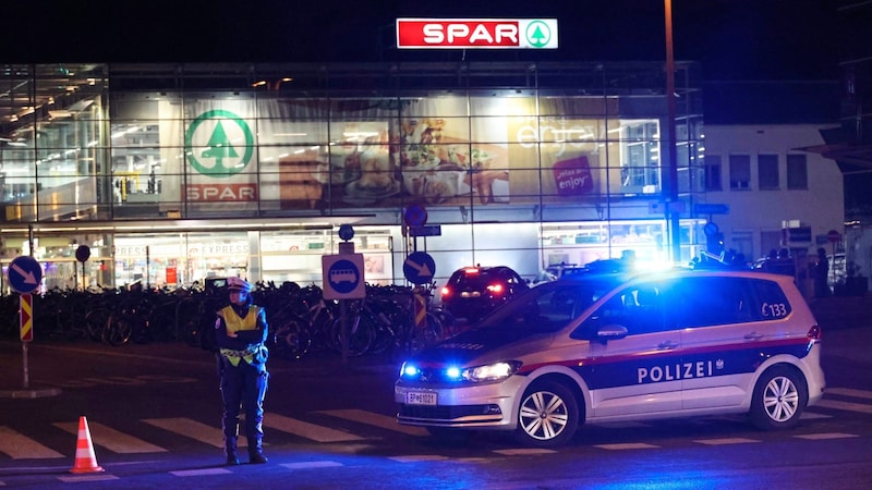 A bomb threat was first received by the Graz police. (Bild: Jauschowetz Christian/Christian Jauschowetz)