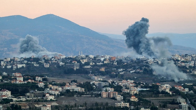 Clouds of smoke rise after an Israeli airstrike on the village of Khiam in southern Lebanon near the border with northern Israel on Monday. (Bild: APA/AFP/Rabih DAHER)