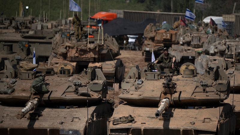 An Israeli soldier sits on the roof of a tank. (Bild: ASSOCIATED PRESS)