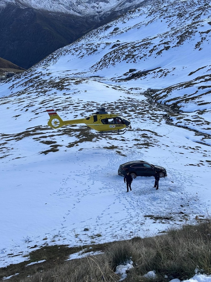 Das Auto stürzte 40 Meter ab, überschlug sich und landete wieder auf den Rädern. (Bild: FF Heiligenblut am Großglockner)