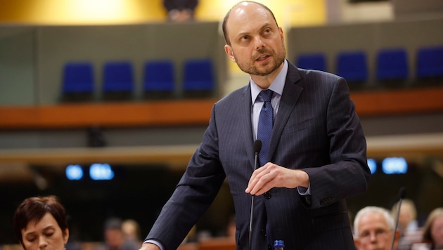 Vladimir Kara-Mursa during his speech at the ceremony. His words are moving. (Bild: ASSOCIATED PRESS)