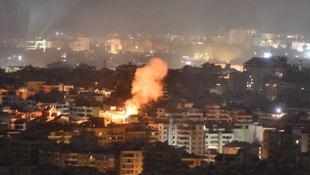 Feuer im Süden von Beirut nach einem israelischen Luftschlag in der Nacht auf Dienstag (Bild: AFP/AFP or licensors)