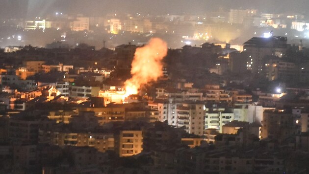 Fire in the south of Beirut after an Israeli air strike on Tuesday night (Bild: AFP/AFP or licensors)