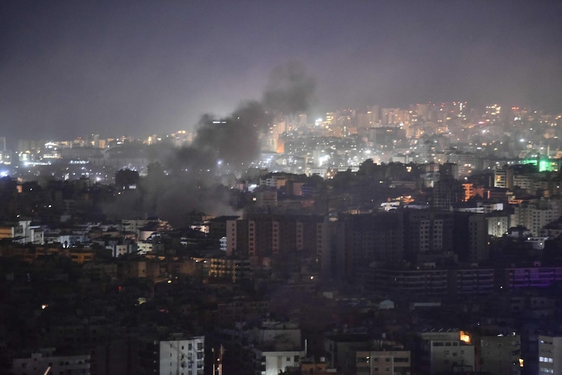 Rauch steigt von einem Viertel im Süden Beiruts auf. (Bild: AFP/AFP or licensors)