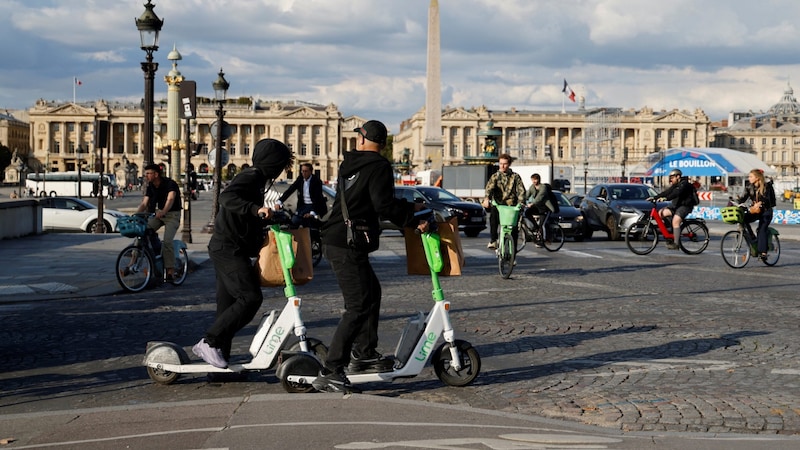 Paris verbannte als erste europäische Stadt Leih-Scooter von seinen Straßen. (Bild: APA/AFP )